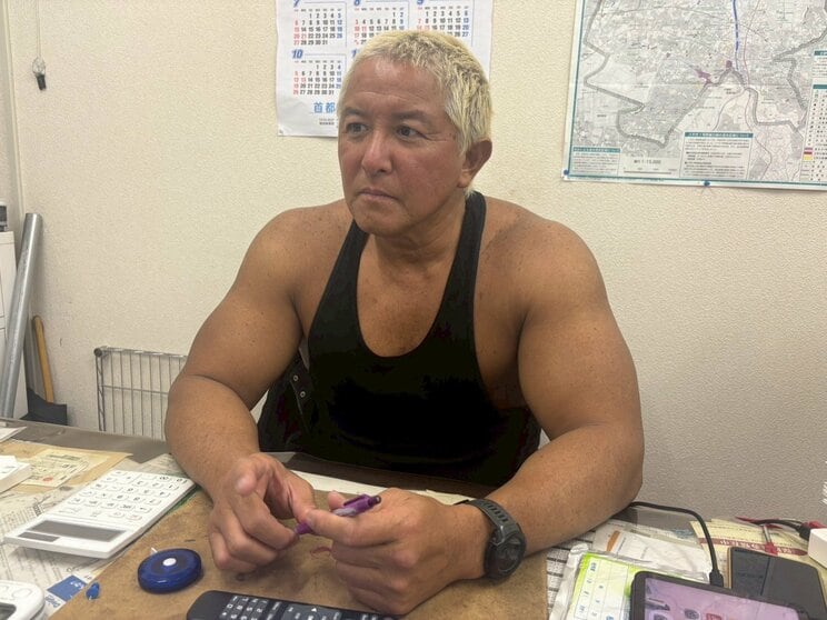 インタビューに応じる、現在の坂本一生さん（撮影／集英社オンライン）