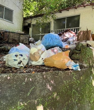 住宅地にも不法投棄ごみが山積（写真／奥多摩町提供）