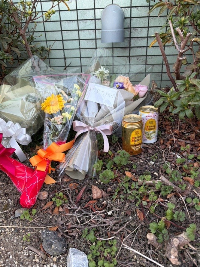 現場に供えられていた花束（撮影／集英社オンライン）