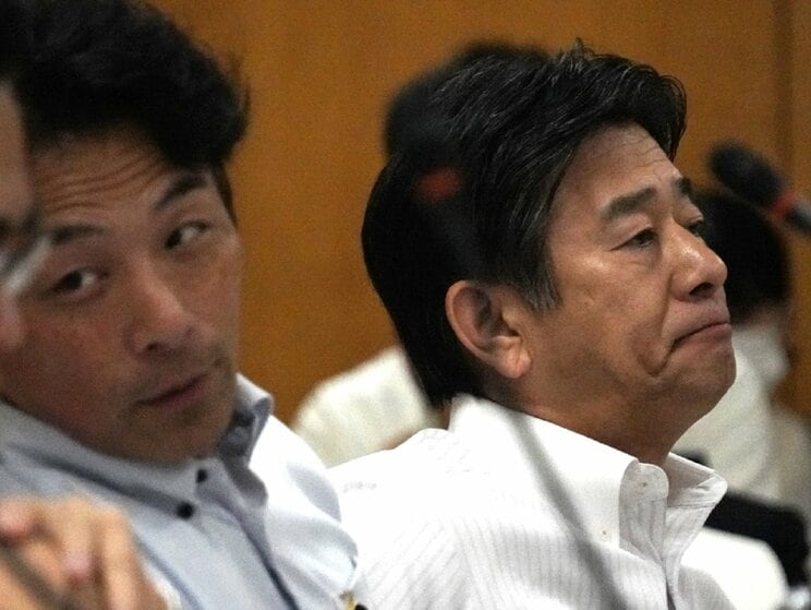 昨年7月19日、兵庫県議会百条委に出席した増山誠県議（左）と岸口実県議（右）　撮影/集英社オンライン