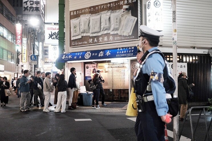 〈2023ハロウィーン〉渋谷の街から仮装・バカ騒ぎする若者が消えた！「（コスプレ）ダメだよダメ、ダメ～」警察官に注意された黒ひげ危機一髪男は段ボールを自ら破壊。ハチ公出口も喫煙所も閉鎖…渋谷区が本気だしてきた！_31