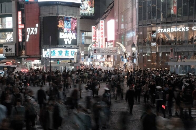 〈2023ハロウィーン〉渋谷の街から仮装・バカ騒ぎする若者が消えた！「（コスプレ）ダメだよダメ、ダメ～」警察官に注意された黒ひげ危機一髪男は段ボールを自ら破壊。ハチ公出口も喫煙所も閉鎖…渋谷区が本気だしてきた！_26