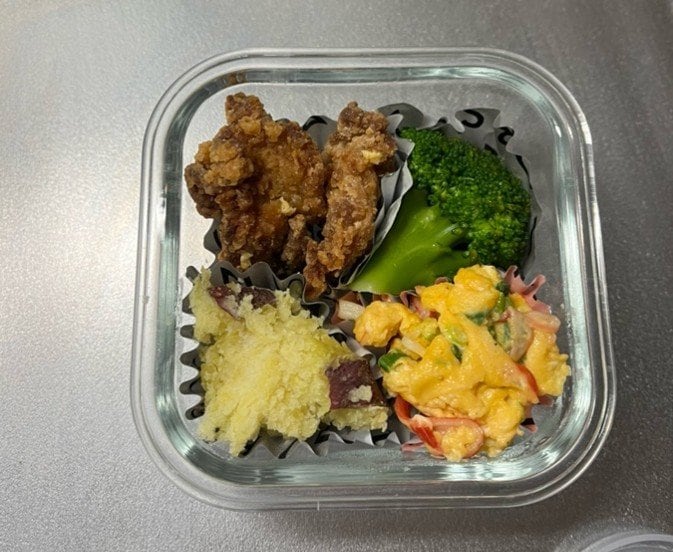 冷凍弁当に切り替える前、毎朝作っていたお弁当。これにおにぎりがひとつ付いていたそうだ（写真／Cさん提供）