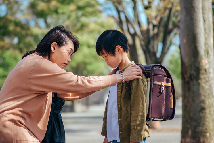 心配する母親と泣く子どものイメージ(写真AC)