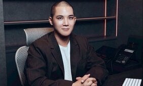 〈XG・プロデューサー逮捕〉「暴君でした」コカイン所持で逮捕されたSIMON(39)の横顔「クラブのトイレからなかなか出てこなくて…」1年以上内偵、ホテルが拠点か