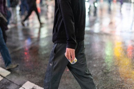 缶チューハイを飲みながら歩く男性(撮影/集英社オンライン)