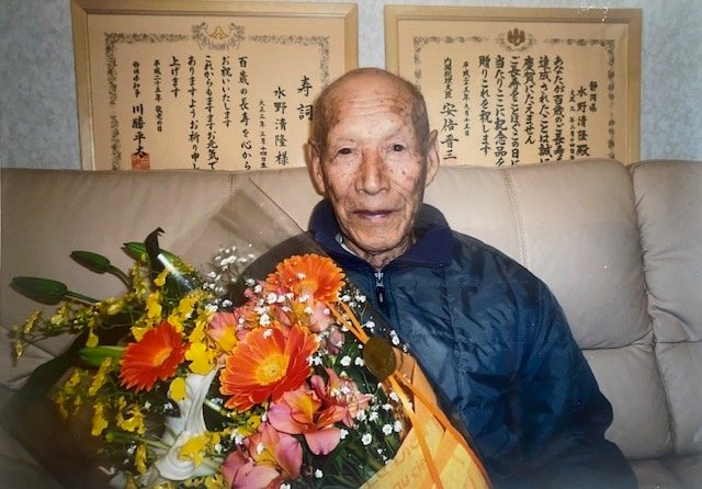 100歳の誕生日を迎えたときの水野清隆さん(写真／ご家族提供)