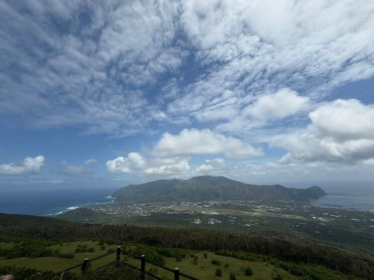 八丈島の全景「おすすめの島スポットは海です！　どこの…とかではなく、とにかく海です！」（松岡さん。写真／本人Xより）