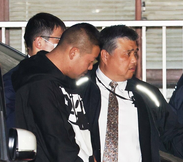 逮捕された島畑容疑者（左）