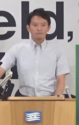 8月20日に会見する斎藤知事（ひょうごチャンネルより）