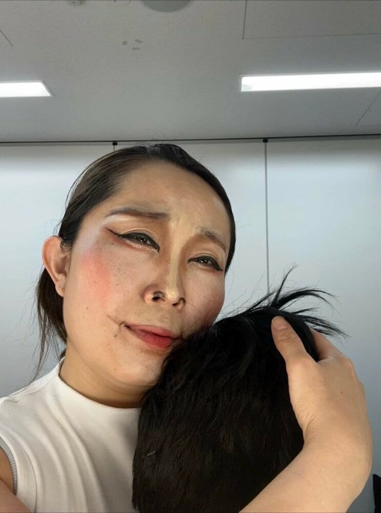 りくりゅうペアのものまねをするキンタロー。（写真／本人Instagram）