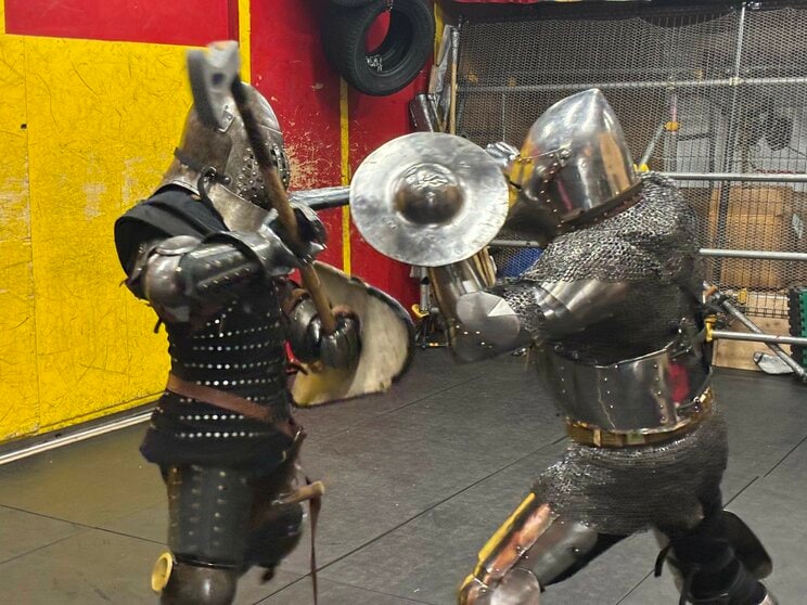  30kgの鎧を着て、剣で殴り合う“過激すぎるスポーツ”の正体「死んでいない間は戦い続ける」_15