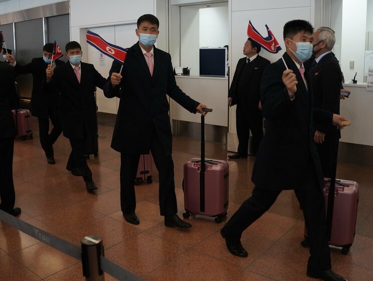 羽田空港で歓迎を受ける北朝鮮チーム（撮影/集英社オンライン）