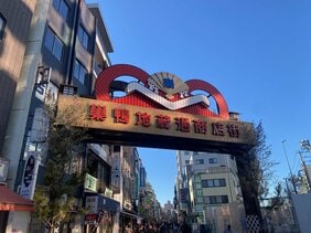 「歌手にも失礼」“視聴率過去ワースト紅白”はおばあちゃんたちからも批難轟々! NHKプラスの宣伝に使われた純烈の演出にファンは「新曲をふつうに歌わせてもらえないなんて」〈巣鴨アンケート〉