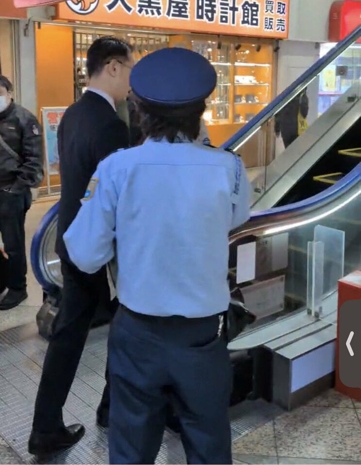 事件直後、駆け付けた警察官（写真／50代男性提供）