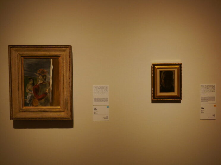 【図３】展示風景から。左より国吉康雄《制作中》（1943）福武コレクション、藤田嗣治《自画像》（1943）豊田市美術館蔵