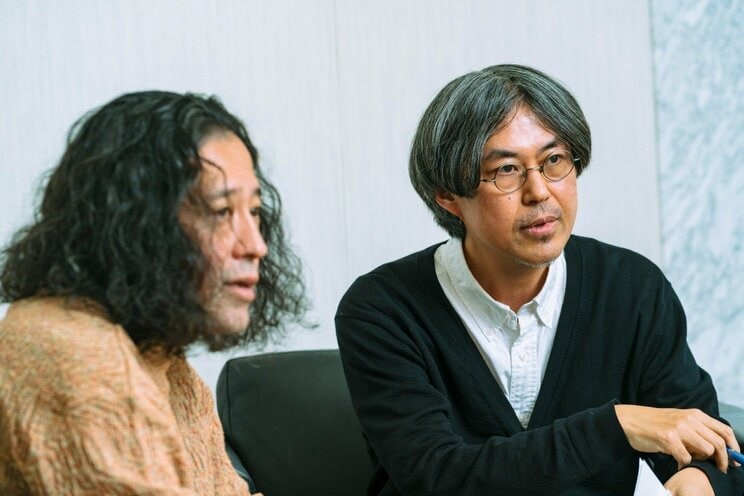 アラフィフ独身で互いの新刊のタイトルに「死生観」を引用している作家・又吉直樹（左）と漫画家・中川学