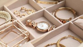 二度目の夫との離婚と大借金…“金目のもの”をかき集めて出向いた渋谷の買取ショップで一番高値がついたもの〈村山由佳の波乱万丈〉