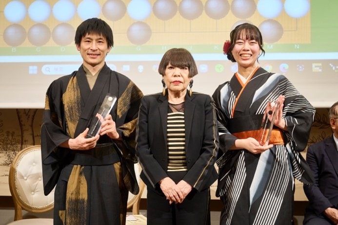 優勝した上野愛咲美女流名人（右）・張栩九段（左）ペアと、ファッションデザイナーのコシノジュンコ氏（中央）（©︎藤澤一就一門後援会）
