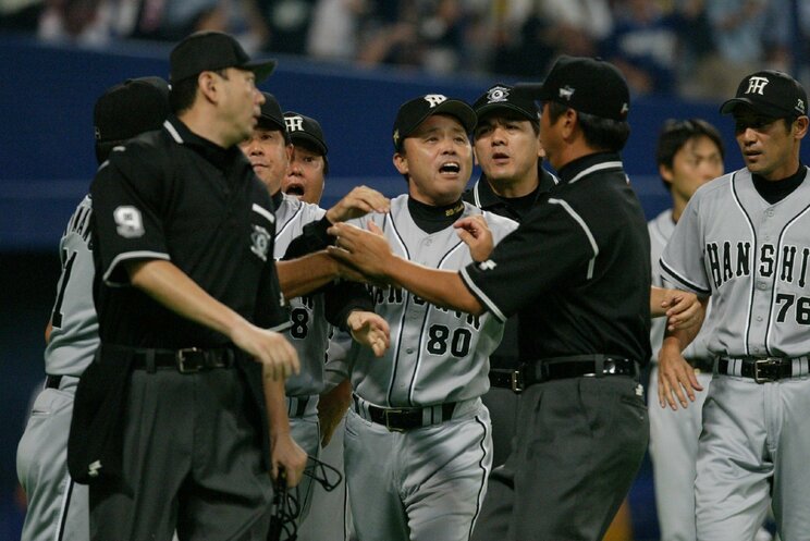 2005年9月7日の中日ー阪神戦。9回裏に中日・アレックスの生還をめぐり抗議する阪神・岡田監督