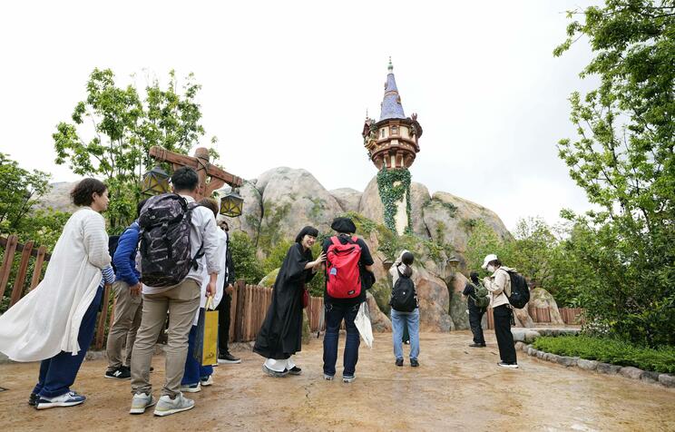 東京ディズニーシーの「ファンタジースプリングス」エリアにある「塔の上のラプンツェル」を題材とした区画（写真／共同通信社）