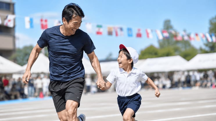 小学校の運動会で親子リレーに参加する依頼イメージ（写真／ファミリーロマンス提供）