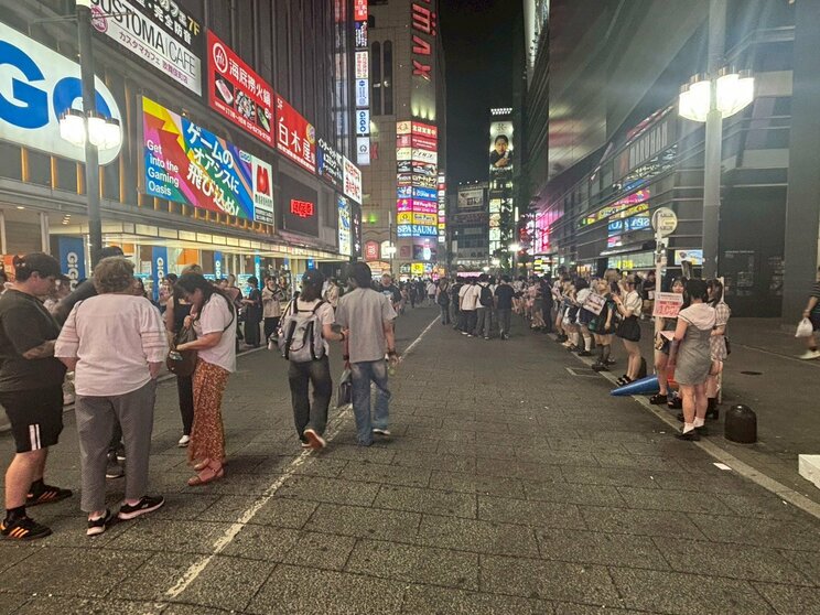 客引きをするガルバ、コンカフェ店員が多い新宿（撮影／集英社オンライン）