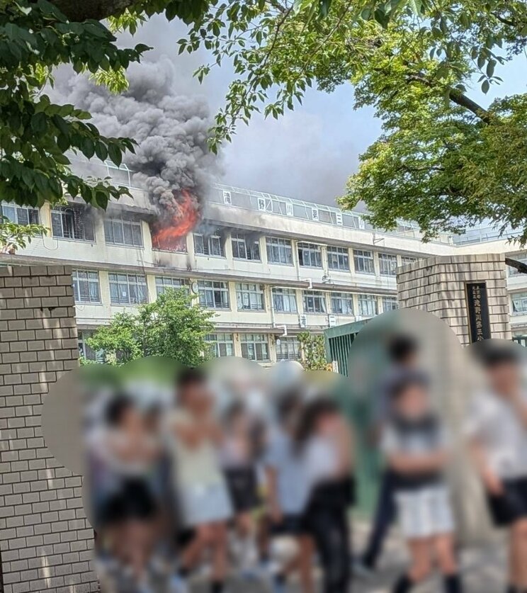 〈北区・小学校火災〉「助けて…」救急搬送された男児が語る火災の恐怖「先生が窓を開けて、しゃがむようにって…」防災頭巾をかぶり校庭では泣き声も「訓練してたから避難はできた」_17