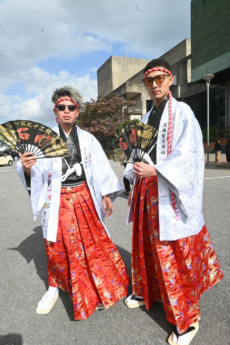 お揃いの袴姿で（撮影／集英社オンライン）