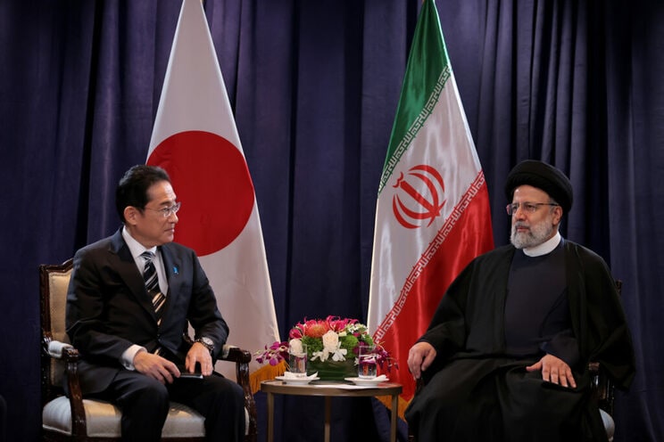 2023年9月20日、ニューヨークでイランのエブラヒム・ライシ大統領と会談する岸田文雄元首相。提供：Iranian Presidency/ZUMA Press/アフロ