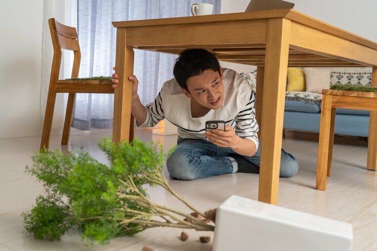 揺れが起きたら机の下へ、を状況反射的に対応する