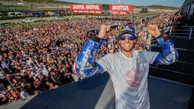 「その質問こそが答えだ」有終Vのリンスが、MotoGP撤退のスズキに送った痛烈な皮肉