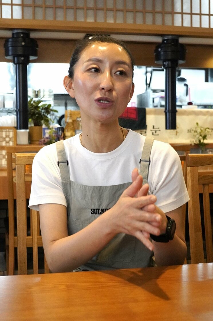 脱北から開店までの経験を話してくれた文蓮姫さん（撮影／集英社オンライン）