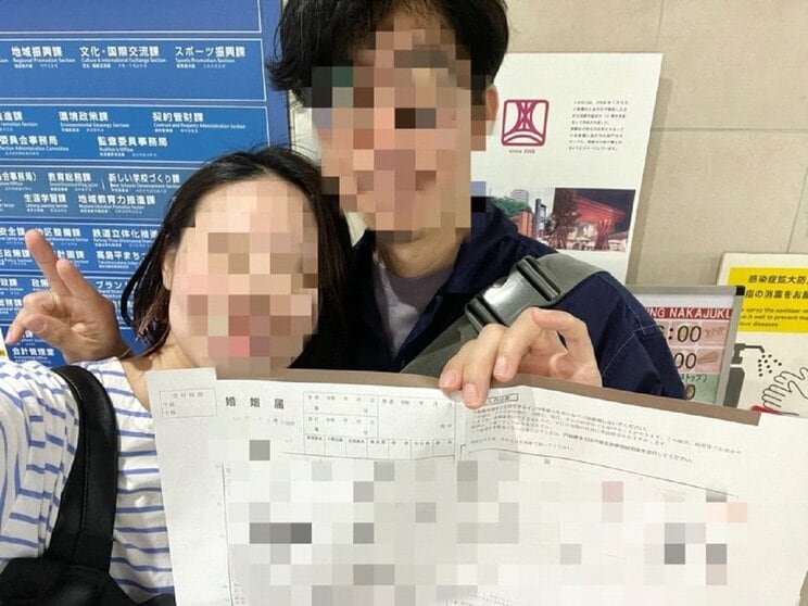 柴崎奈々子さん（左）　入籍日に区役所で撮った写真（本人提供）