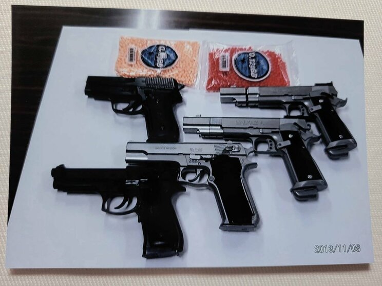 加害者たちが学校に持ち込んでいたエアガンと弾（写真／家族提供）