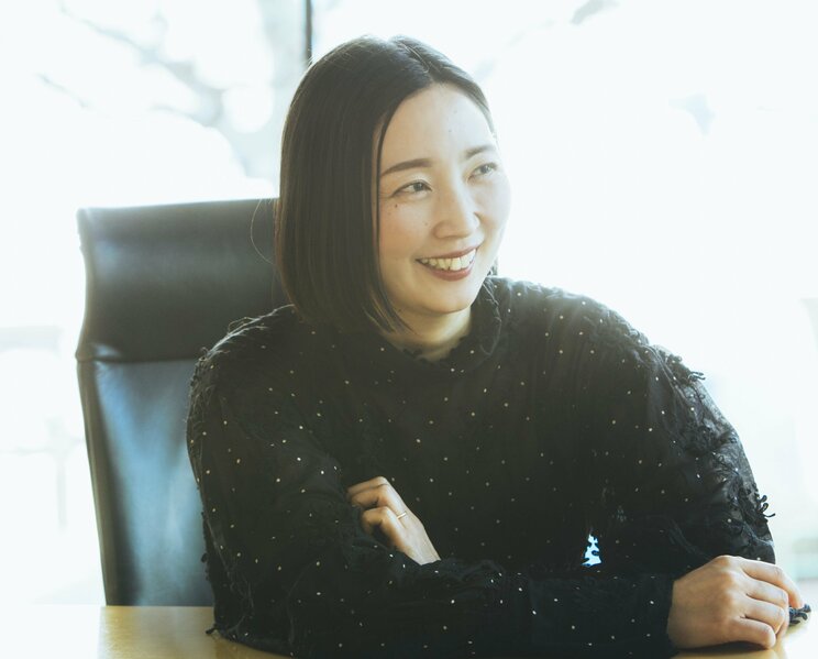 山内マリコ(やまうち・マリコ)
小説家。1980年、富山県生まれ。2008年に「女による女のためのR-18文学賞」で読者賞を受賞。12年『ここは退屈迎えに来て』で作家デビュー。その他の著書に『アズミ・ハルコは行方不明』『あのこは貴族』『一心同体だった』『すべてのことはメッセージ 小説ユーミン』『マリリン・トールド・ミー』『逃亡するガール』などがある。