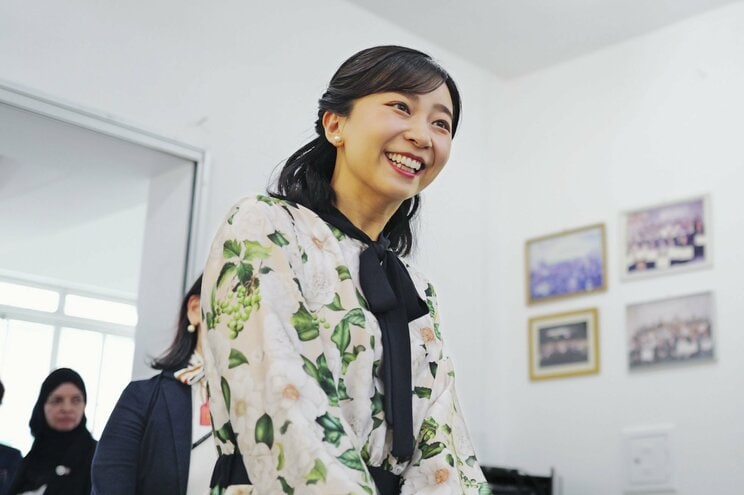 カメリア柄のワンピースをお召しになった佳子さま（共同通信社）