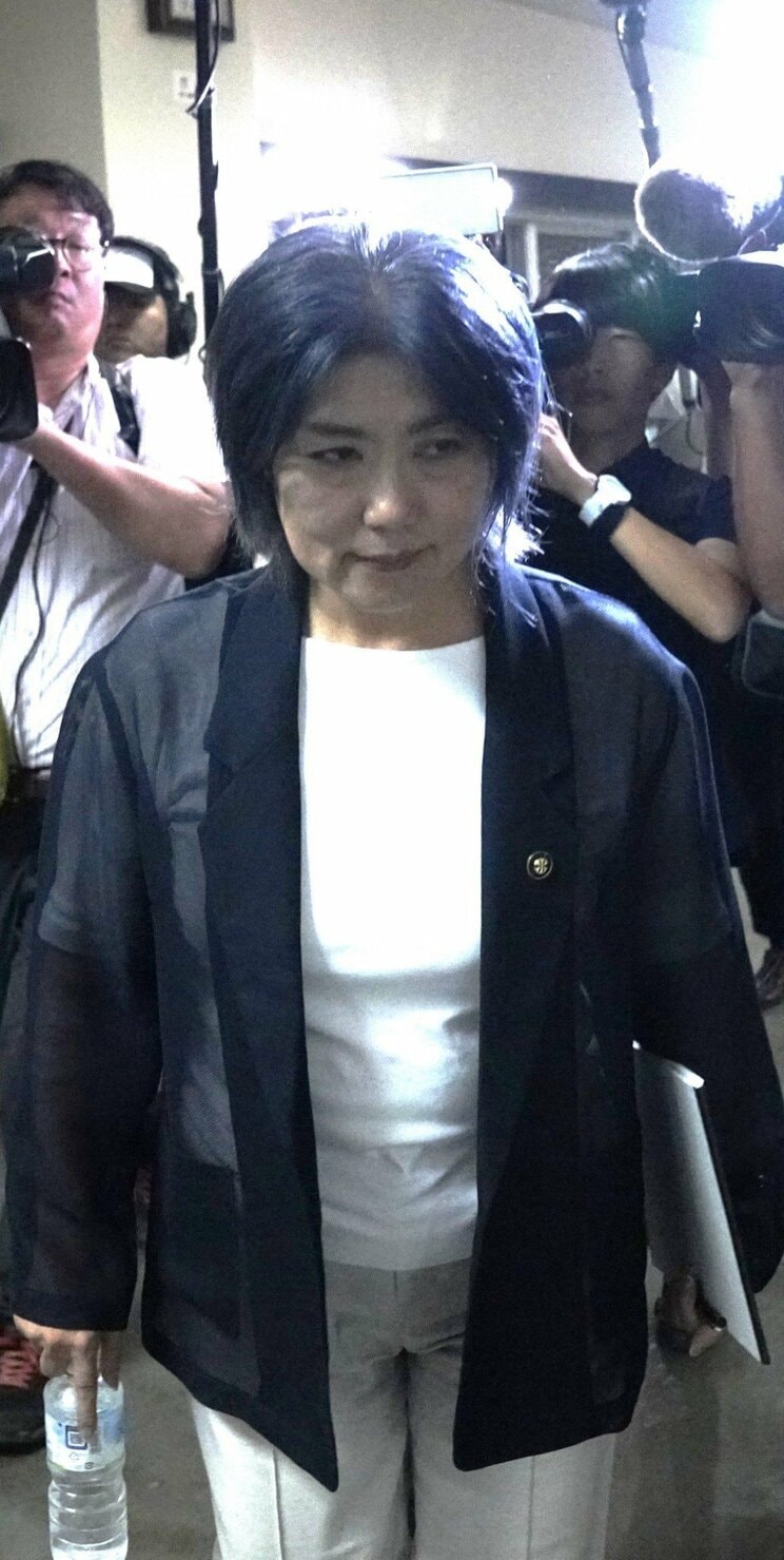 7月31日、会見を終え控室へ戻る田久保眞紀市長（撮影／集英社オンライン）