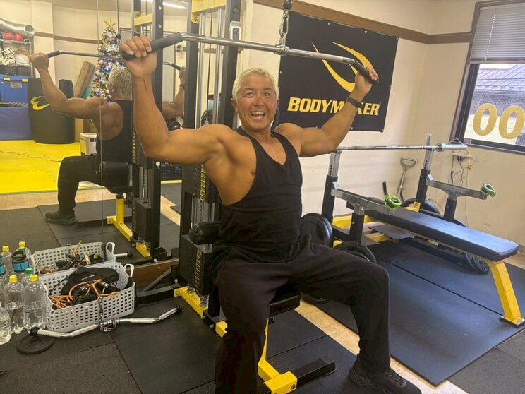 笑顔でラットプルダウン