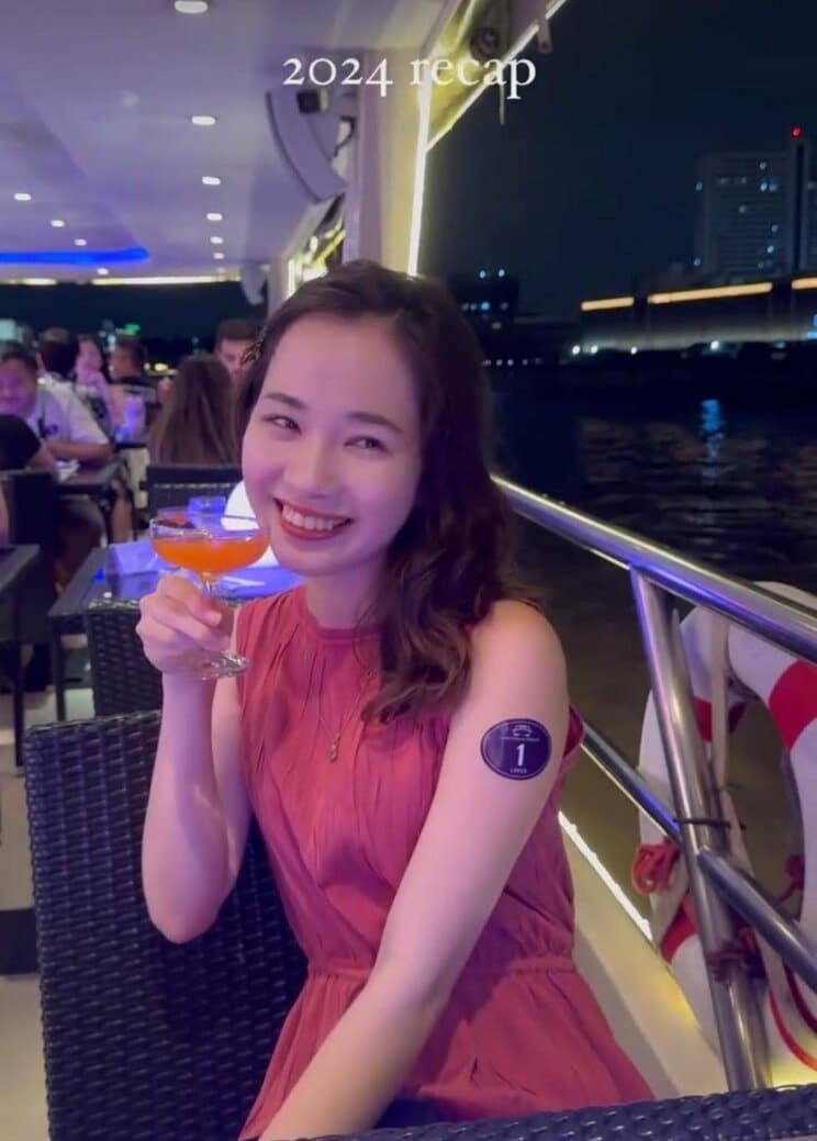 カクテルやシャンパンをもつ写真も複数投稿（本人SNSより）