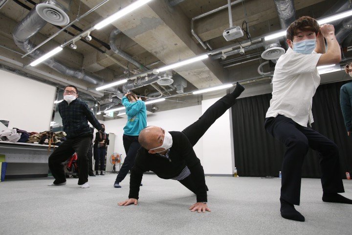 60歳でお笑い養成所入学ののまね芸人、ダンシング☆谷村。運命のタイタンライブで太田光代社長に認められて芸人人生をリスタート！ 「本気で相方探してます！」20歳の同級生に「ハゲ！」といじられても「ホントに楽しい」_5