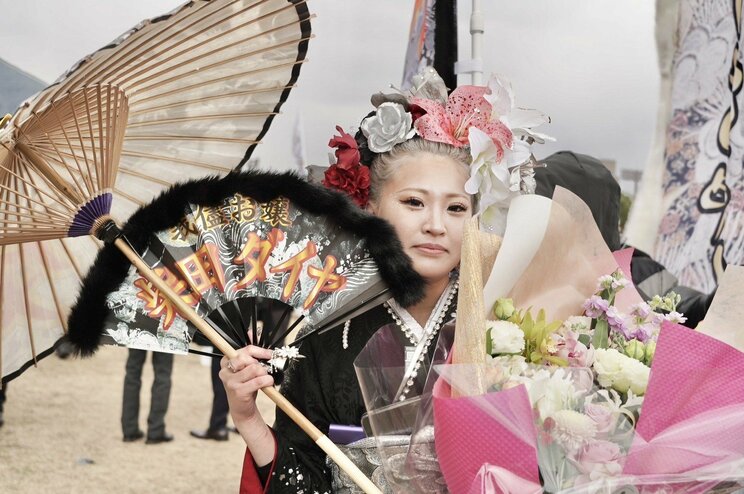 〈北九州ヤンチャ成人式ルポ〉市長もド派手袴で参上！「誰かの価値観を否定しない街に」コロナ5類移行後、初の式典開催にキメキメ衣装で集う新成人たち【写真多数】_24