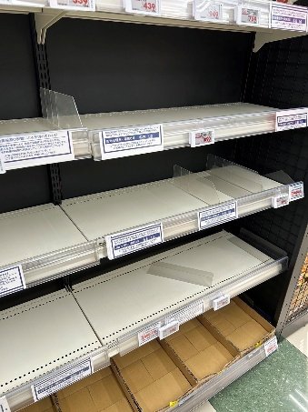 令和のコメ騒動時は棚からコメが消えた（写真／読者提供）