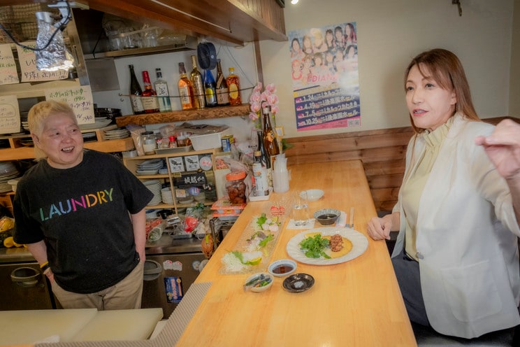 ブルさんの術後メシを支えた武蔵小山の「かおちゃん家deめしくい亭」にて。「酔っぱらった人を親の気持ちで見守れるようになった。なんか辛いことがあったんだろうなーって（笑）」（ブル中野さん）