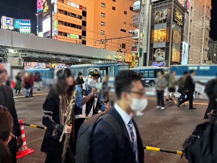 〈外国人だらけの渋谷ハロウィーン〉「休止？シラナイヨ」「誰も止められないヨ」酒がなくてもハイテンションで…_32