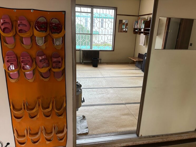 「半開放寮」と呼ばれる共同室の内部。6人部屋で、トイレや洗面所は廊下の先にある