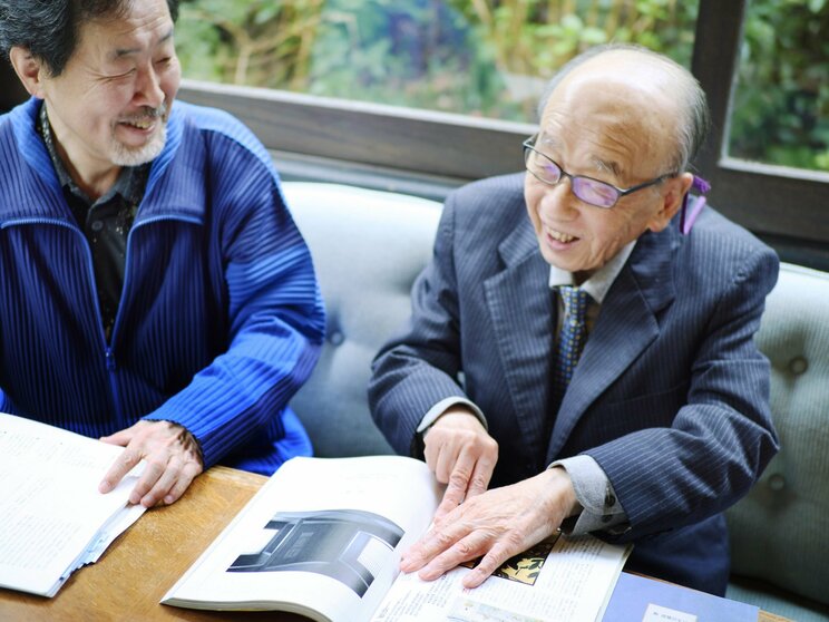 右は著者の辻惟雄氏。左は辻氏の東京大学教授時代の教え子である山下裕二氏