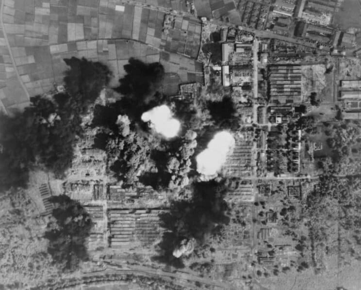 第二次世界大戦での空襲の様子（写真／Shutterstock）