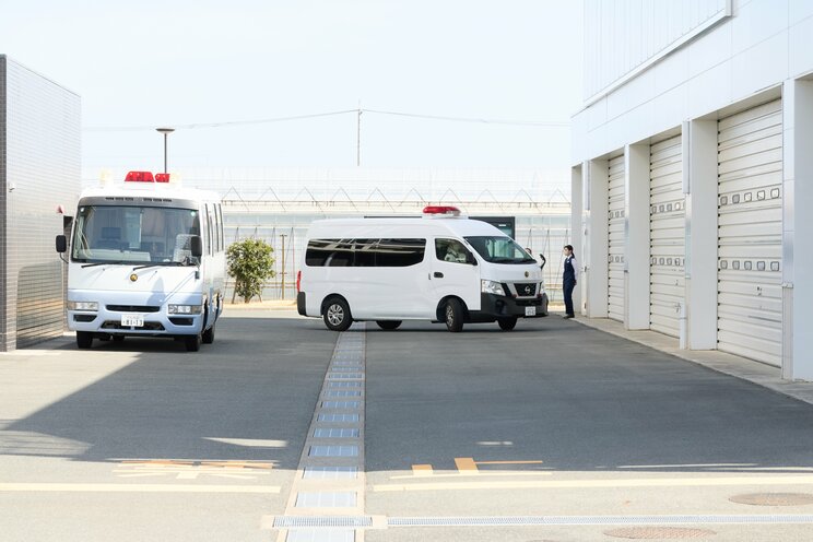 広末容疑者を乗せているとされる白いバン（撮影／村上庄吾）