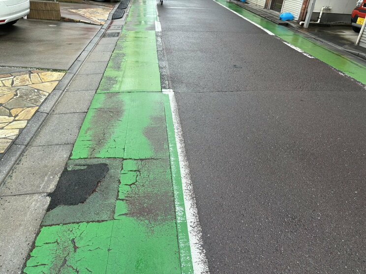 折れた街灯のあった場所はコンクリートで埋められていた